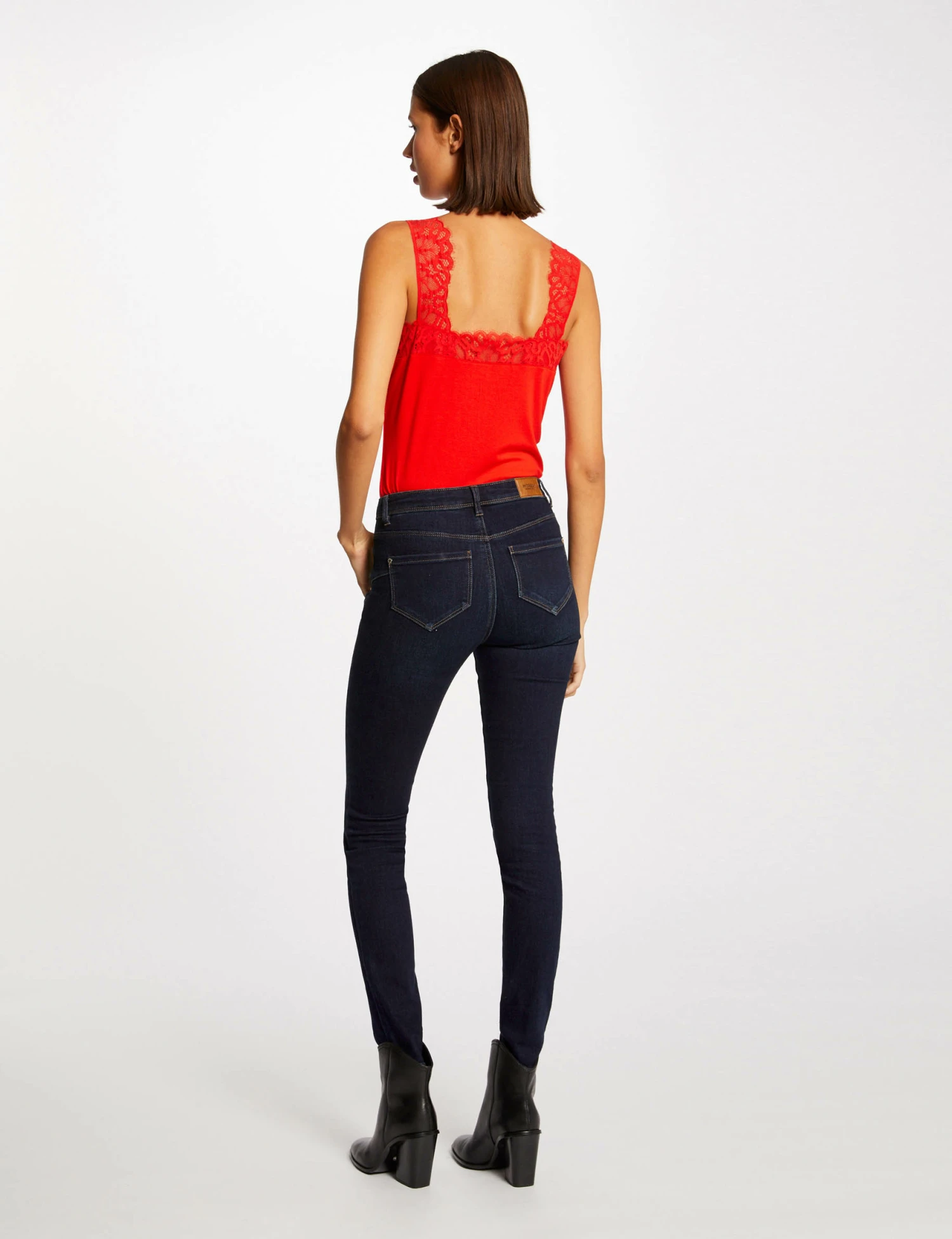 Débardeur Bretelles Larges Avec Dentelle Rouge Moyen Femme 4 Débardeur Bretelles Larges Avec Dentelle Rouge Moyen Femme – Image 2