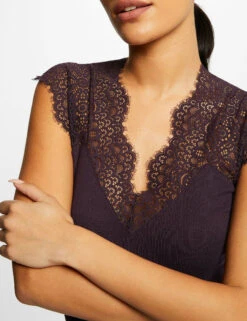 Débardeur Bretelles Larges En Dentelle Prune Femme -Tenue Legere Boutique debardeur bretelles larges en dentelle prune femme vue4 32536300823170505