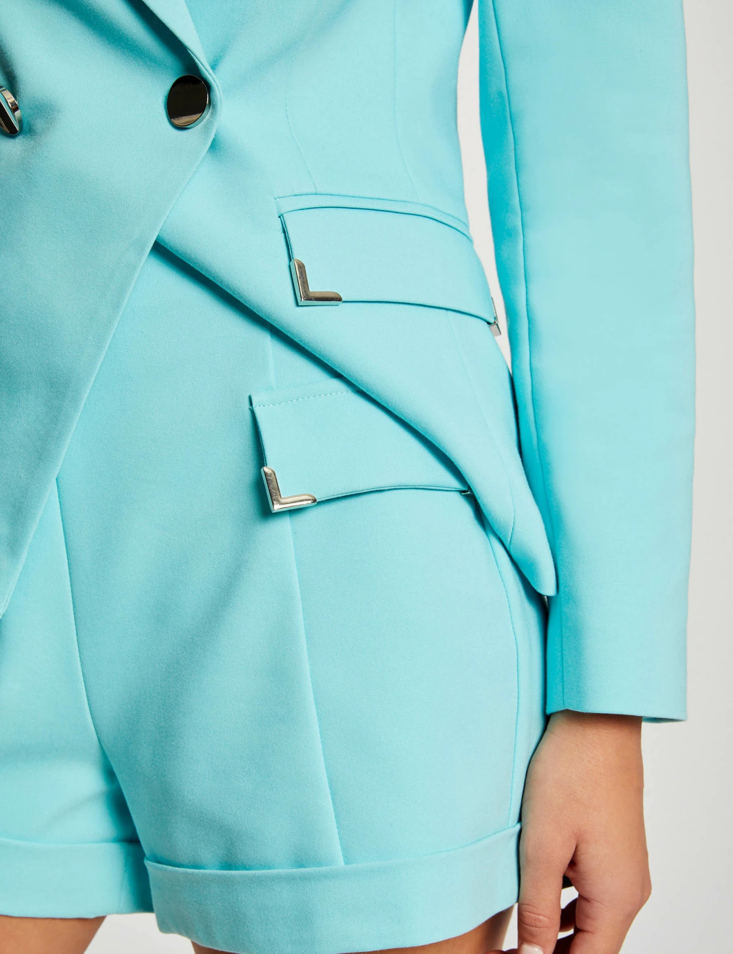 Short City Droit Ornements Métalliques Bleu Clair Femme 7 Short City Droit Ornements Métalliques Bleu Clair Femme – Image 5