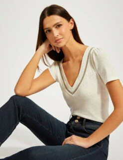 T-shirt Manches Courtes à Détails Bijoux Ivoire Femme